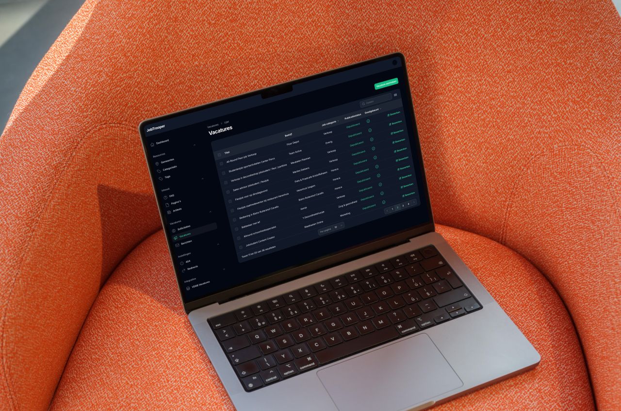 Laptop op een oranje zetel met het vacatureoverzicht in het beheerpaneel van JobTrooper.