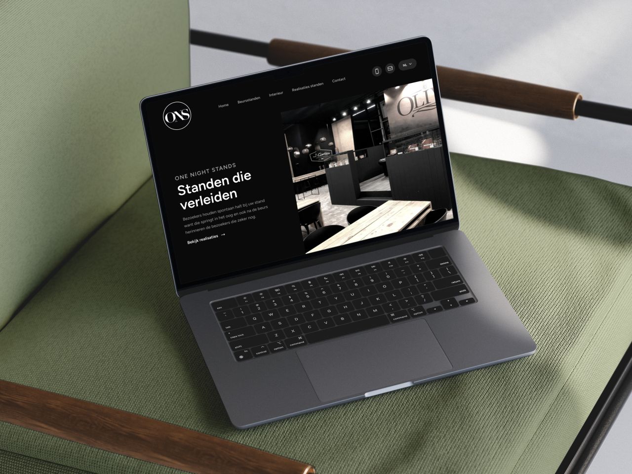 Laptop op een groene stoel met de homepage van One Night Stands: standen die verleiden.