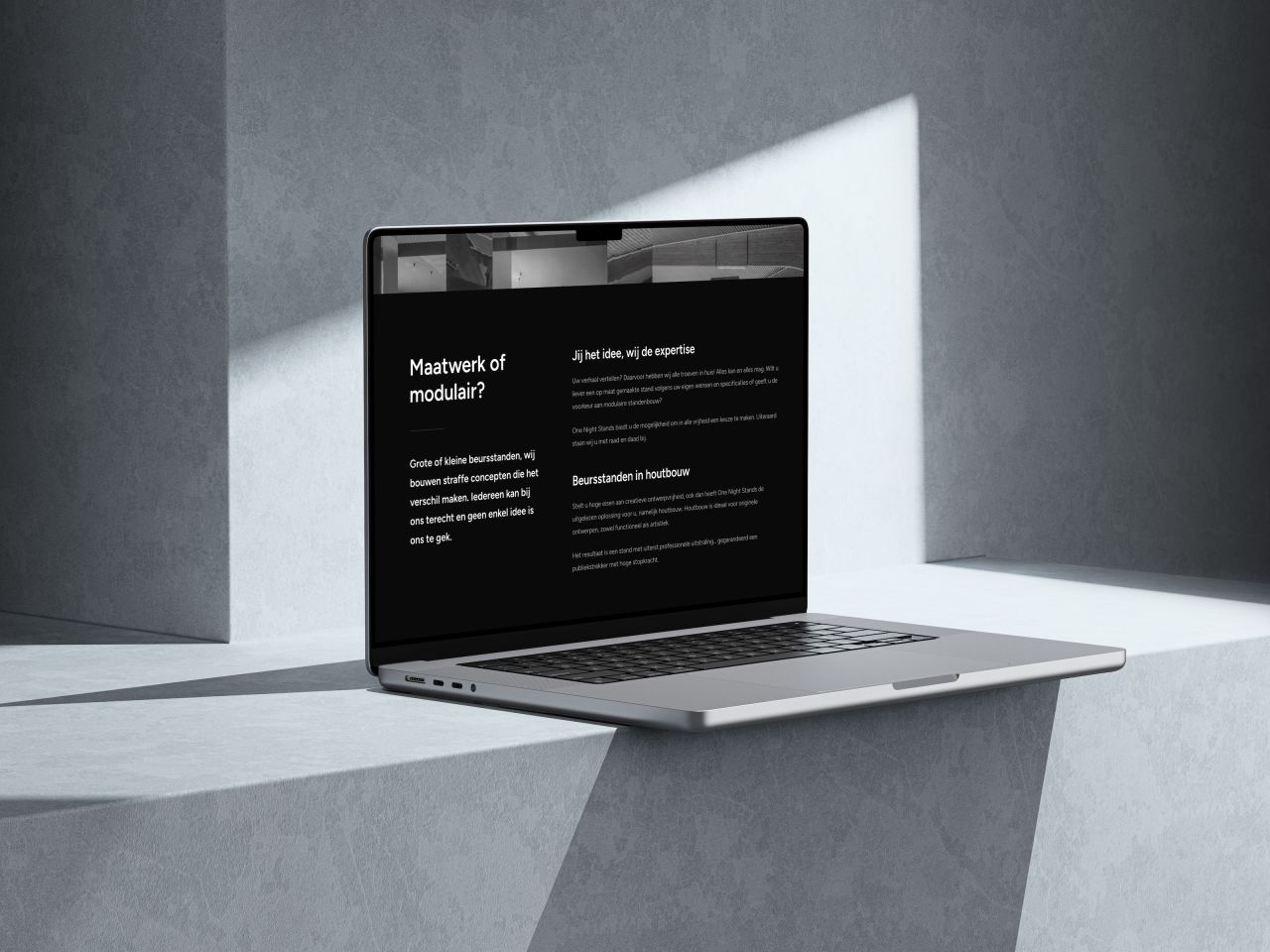 Laptop met de pagina over maatwerk en modulaire beursstanden van One Night Stands.