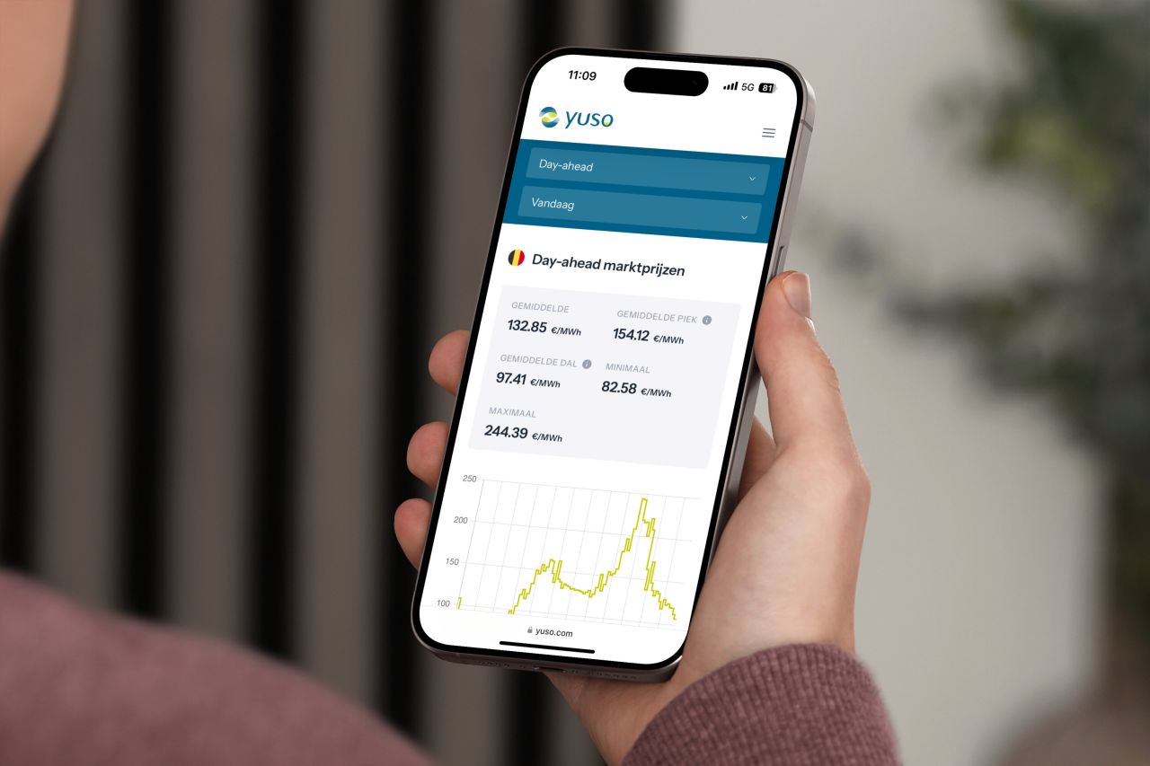 Smartphone in een hand met de day-ahead marktprijzen op de website van Yuso.