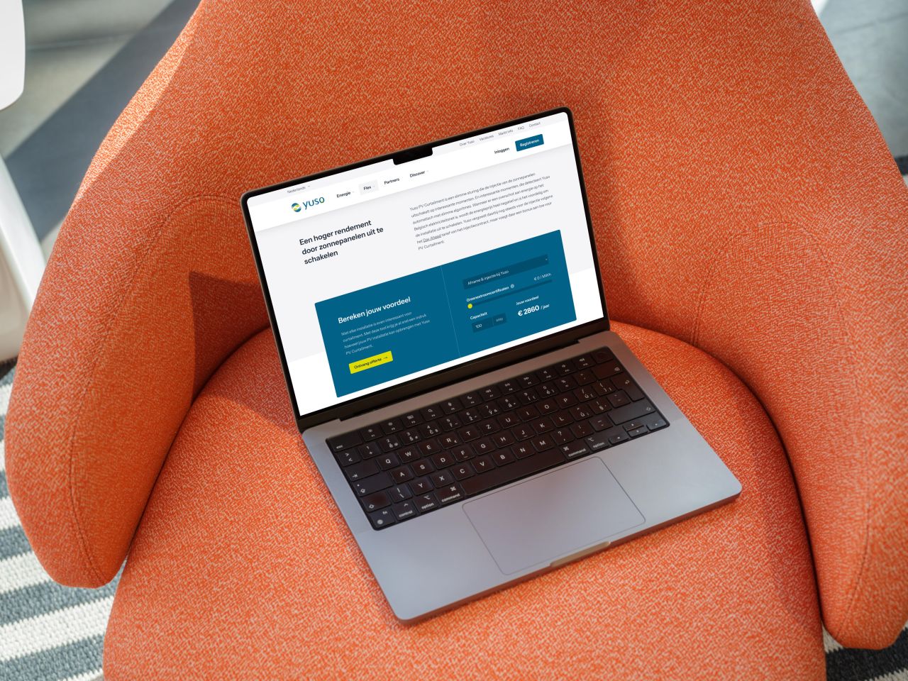 Laptop op een oranje zetel met de rekentool voor zonnepanelen op de website van Yuso.